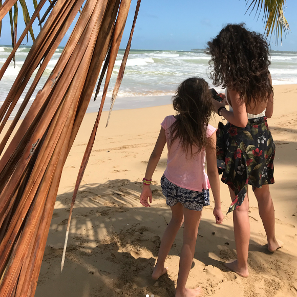 Deva et Léonie, les filles de Vincent Cassel et Monica Bellucci, en février 2018.