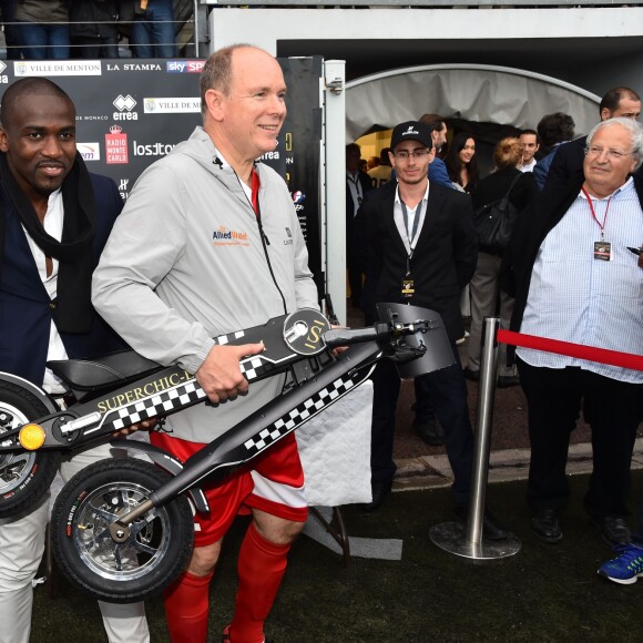 Le prince Albert II de Monaco a reçu comme cadeau d'anniversaire un EBike "Superchic" par Allen Tally - Traditionnel match de football caritatif opposant l'A.S. Star Team for Children à l'Association Mondiale des Pilotes de F1 au stade Lucien Rhein à Menton, le 22 mai 2018. L'équipe du prince A. II de Monaco a remporté la rencontre par 2 buts à 1. © Bruno Bebert/Bestimage
