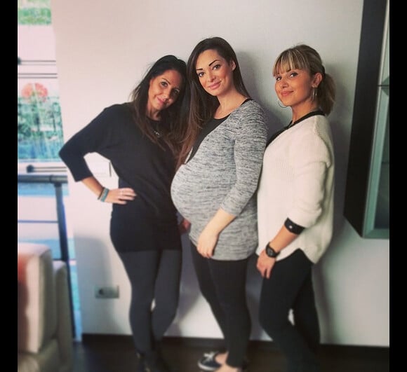 Émilie Nef Naf, enceinte de son deuxième enfant, entourée de ses copines à Milan : fière de son baby bump qu'elle ne peut plus cacher !