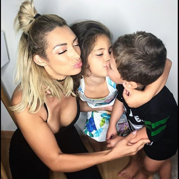 Emilie Nef Naf pose avec ses deux enfants, Maëlla et Menzo, sur Instagram le 30 août 2017.