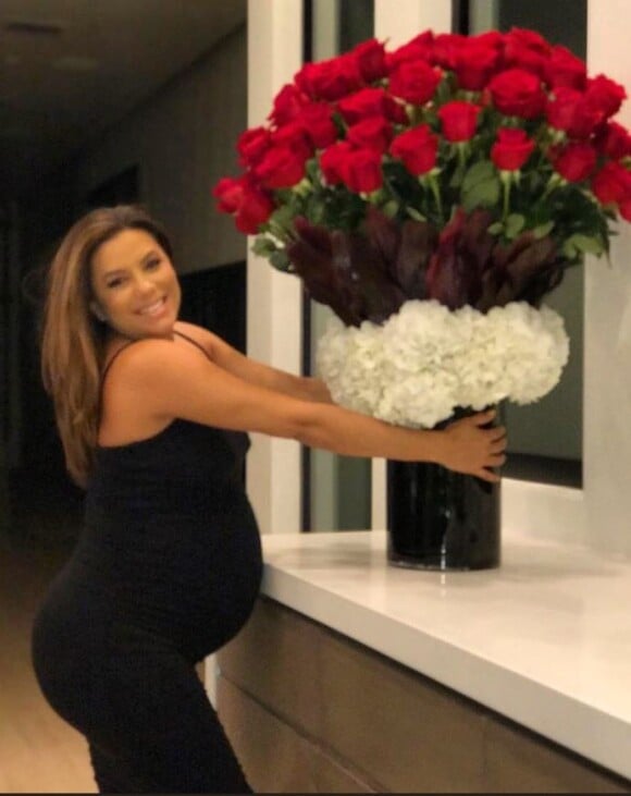Eva Longoria enceinte, a posté cette photo pour ses 2 ans de mariage sur Twitter. Mai 2018