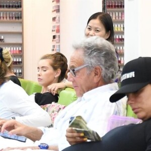 Eva Longoria enceinte se fait pouponner dans un salon de manucure/pédicure à Beverly Hills, le 17 mai 2018