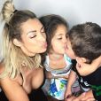 Emilie Nef Naf pose avec ses deux enfants,  Maëlla et Menzo, sur Instagram le 30 août 2017. 