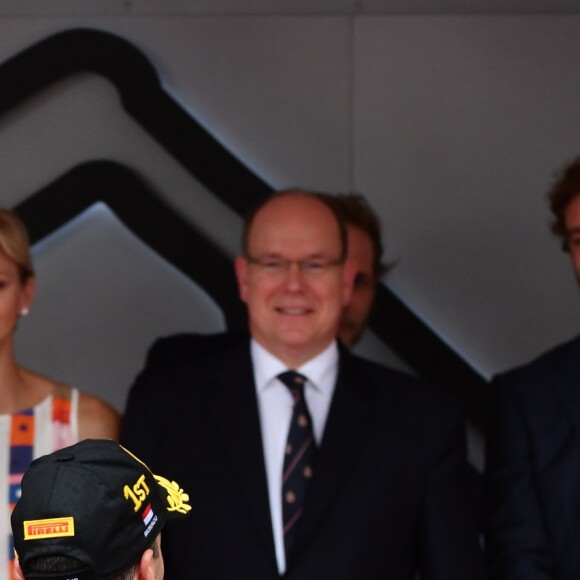Andrea Casiraghi, la princesse Charlene de Monaco, le prince Albert II de Monaco, Pierre Casiraghi félicitent le trio de tête du 76e Gran Prix de Formule 1 de Monaco remporté par Daniel Ricciardo suivi de Sebastian Vettel et Lewis Hamilton, le 27 mai 2018. © Bruno Bebert/Bestimage