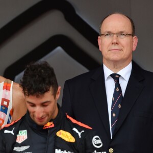 Andrea Casiraghi, la princesse Charlene de Monaco, le prince Albert II de Monaco, Pierre Casiraghi félicitent le trio de tête du 76e Gran Prix de Formule 1 de Monaco remporté par Daniel Ricciardo suivi de Sebastian Vettel et Lewis Hamilton, le 27 mai 2018. © Bruno Bebert/Bestimage