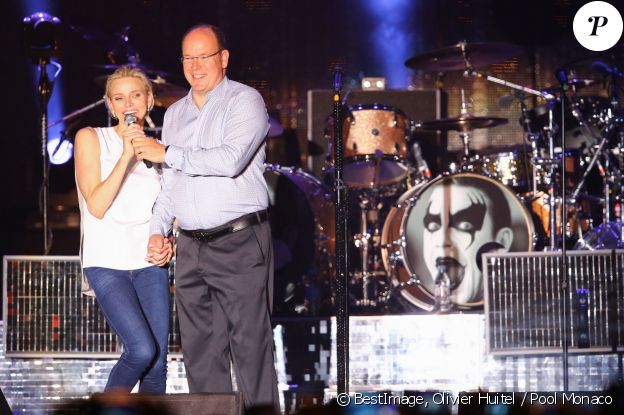 Le prince Albert II et la princesse Charlene de Monaco étaient très enthousiastes lors du grand concert organisé le 12 juillet 2015 sur la place du palais, avec Robbie Williams et Lemar, en clôture des célébrations des 10 ans de règne du souverain.