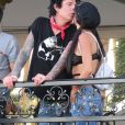 Exclusif - Tommy Lee et sa fiancée Brittany Furlan s'embrassent tendrement lors du festival de musique de Coachella à Indio le 21 avril 2018.