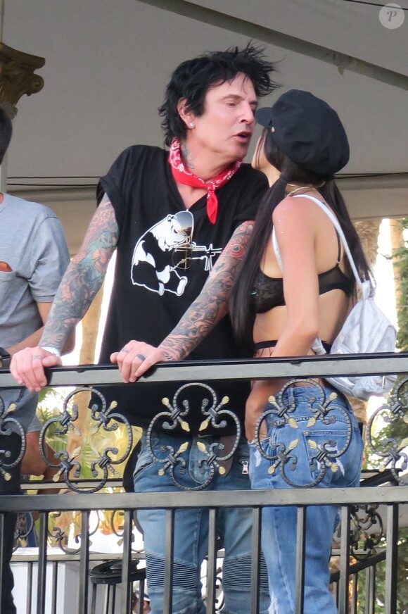 Exclusif - Tommy Lee et sa fiancée Brittany Furlan s'embrassent tendrement lors du festival de musique de Coachella à Indio le 21 avril 2018.