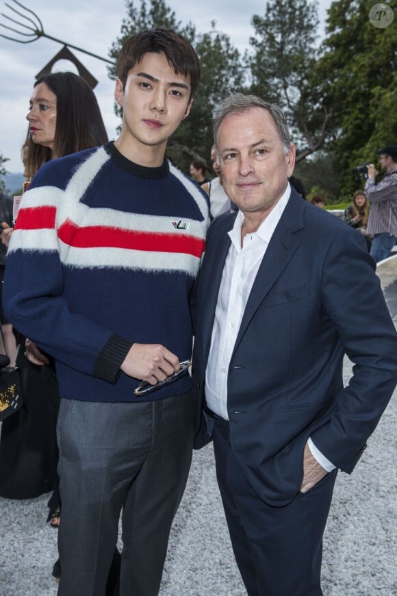 Sehun et Michael Burke (PDG de Louis Vuitton) - Front row au défilé de la collection croisière Louis Vuitton 2019 dans les jardins de la fondation d'art Maeght à Saint-Paul-De-Vence, France, le 28 mai 2018.