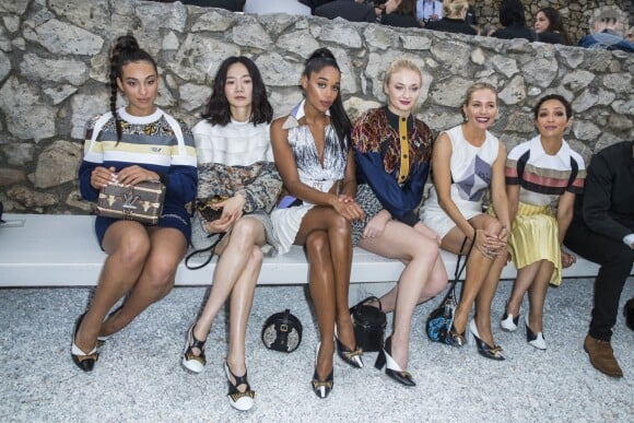 Camélia Jordana, Bae Doona, Laura Harrier, Sophie Turner, Sienna Miller et Ruth Negga - Front row au défilé de la collection croisière Louis Vuitton 2019 dans les jardins de la fondation d'art Maeght à Saint-Paul-De-Vence, France, le 28 mai 2018.