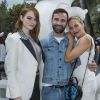 Emma Stone, Nicolas Ghesquière et Sienna Miller - Greeting Front au défilé de la collection croisière Louis Vuitton 2019 dans les jardins de la fondation d'art Maeght à Saint-Paul-De-Vence, France, le 28 mai 2018.