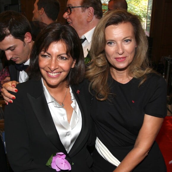 Anne Hidalgo et Valerie Trierweiler au mariage du conseiller régional PS Jean Luc Roméro et de Christophe Michel le 27 Septembre 2013 à la mairie du 12e arrondissement de Paris. Une union célébrée par Bertrand Delanoë