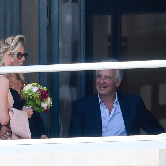 Exclusif - Didier Barbelivien, sa femme Laure, son fils David et sa femme Valentine - Mariage à la mairie de Puteaux de David Barbelivien et Valentine le 19 mai 2018.