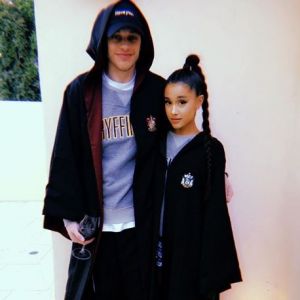 Pete Davidson pose avec sa chérie Ariana Grande sur Instagram, le 30 mai 2018
