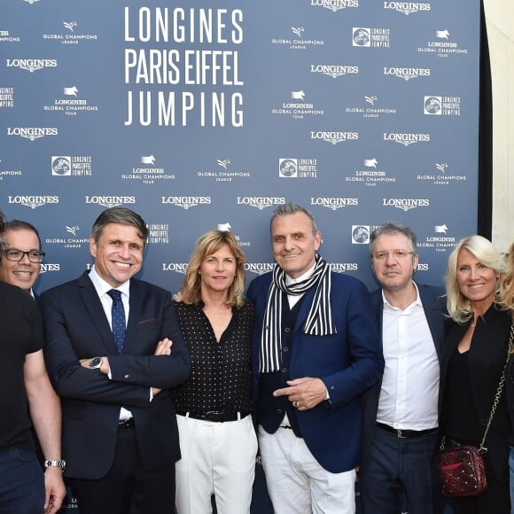 Semi-exclusif - Christophe Bonnat, guest, Juan-Carlos Capelli (Vice-président et Directeur Marketing International de Longines), Virginie Coupérie-Eiffel, Jean-Charles de Castelbajac, Thierry Rey, Marie Sara, Coco Coupérie-Eiffel, Frédéric Vardon - Conférence de presse du "Longines Paris Eiffel Jumping" (Etape du Longines Global Champions Tour 2018) au Café de l'Homme à Paris le 29 mai 2018. Les 5, 6 et 7 juillet, la 5ème édition du Longines Paris Eiffel Jumping va honorer le comédien Jean Rochefort, décédé en octobre, cavalier émérite et habitué de cette course. " Il avait eu l'idée de sonoriser les obstacles ", dit V. Coupérie-Eiffel, directrice de l'événement. Le Trophée Jean-Rochefort récompensera le couple homme-cheval. Le Longines Paris Eiffel Jumping choisit JC De Castelbajac pour l'affiche officielle de sa 5ème édition © Veeren/Bestimage Semi-exclusive -