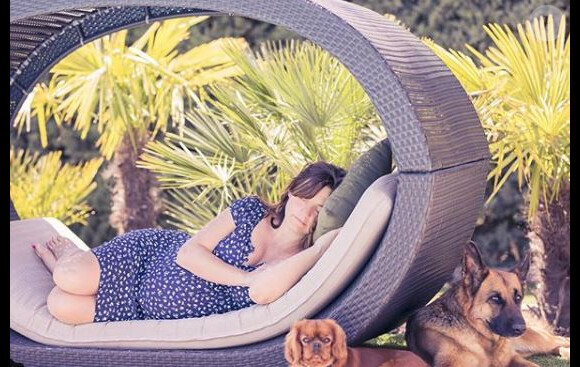 Laetitia Milot enceinte et en pleine sieste, avril 2018, Instagram