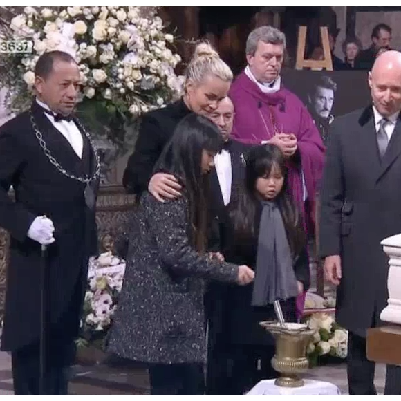 Laeticia Hallyday, Jade et Joy devant le cercueil de Johnny Hallyday à Paris, le 9 décembre 2017.



