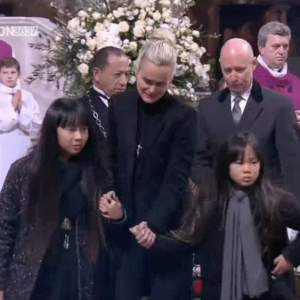 Laeticia Hallyday, Jade et Joy devant le cercueil de Johnny Hallyday à Paris, le 9 décembre 2017.



