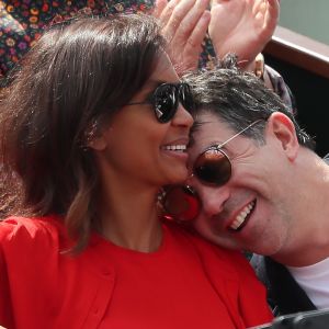 Stéphane Plaza et Karine Le Marchand plaisantent et s'amusent à Roland Garros - People dans les tribunes lors des internationaux de tennis de Roland Garros à Paris le 4 juin 2018