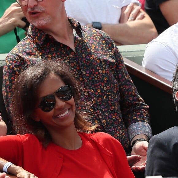 Stéphane Plaza et Karine Le Marchand plaisantent et s'amusent à Roland Garros - People dans les tribunes lors des internationaux de tennis de Roland Garros à Paris le 4 juin 2018