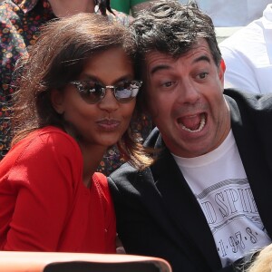 Stéphane Plaza et Karine Le Marchand plaisantent et s'amusent à Roland Garros - People dans les tribunes lors des internationaux de tennis de Roland Garros à Paris le 4 juin 2018