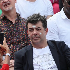 Stéphane Plaza et Karine Le Marchand plaisantent et s'amusent à Roland Garros - People dans les tribunes lors des internationaux de tennis de Roland Garros à Paris le 4 juin 2018.