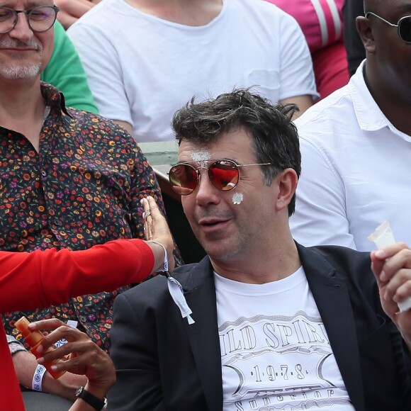 Stéphane Plaza et Karine Le Marchand plaisantent et s'amusent à Roland Garros - People dans les tribunes lors des internationaux de tennis de Roland Garros à Paris le 4 juin 2018