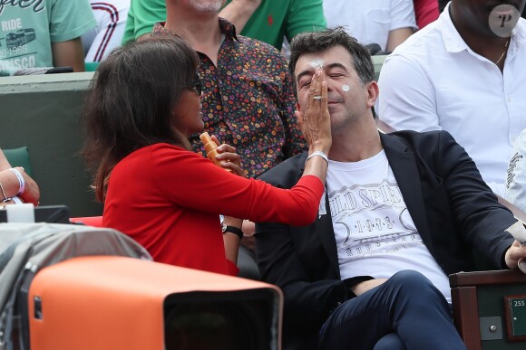Stéphane Plaza et Karine Le Marchand plaisantent et s'amusent à Roland Garros - People dans les tribunes lors des internationaux de tennis de Roland Garros à Paris le 4 juin 2018