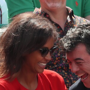 Stéphane Plaza et Karine Le Marchand plaisantent et s'amusent à Roland Garros - People dans les tribunes lors des internationaux de tennis de Roland Garros à Paris le 4 juin 2018