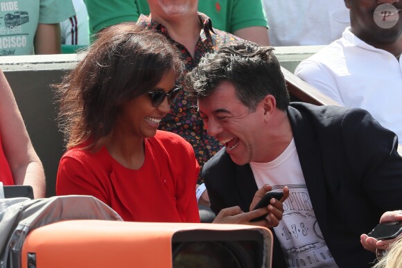 Stéphane Plaza et Karine Le Marchand plaisantent et s'amusent à Roland Garros - People dans les tribunes lors des internationaux de tennis de Roland Garros à Paris le 4 juin 2018