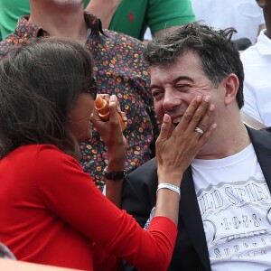 Stéphane Plaza et Karine Le Marchand plaisantent et s'amusent à Roland Garros - People dans les tribunes lors des internationaux de tennis de Roland Garros à Paris le 4 juin 2018