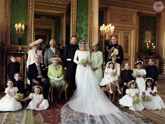 Le prince Harry et la duchesse Meghan de Sussex (Meghan Markle), photo officielle de leur mariage le 19 mai 2018 réalisée au château de Windsor par Alexi Lubomirski. Les jeunes mariés sont ici entourés de leur famille et de leurs enfants d'honneur : (debout, de g. à dr.) Jasper Dyer, la duchesse Camilla de Cornouailles, le prince Charles, Doria Ragland, le prince William ; (rangée centrale) Brian Mulroney, le duc d'Edimbourg, la reine Elizabeth II, la duchesse Catherine de Cambridge, la princesse Charlotte, le prince George, Rylan Litt, John Mulroney ; (au sol) Ivy Mulroney, Florence van Cutsem, Zalie Warren, Remi Litt. ©Alexi Lubomirski/PA Wire/Abacapress.com