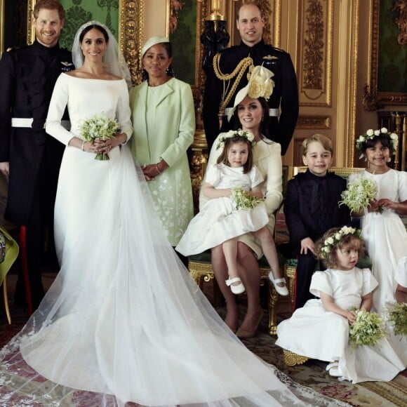 Le prince Harry et la duchesse Meghan de Sussex (Meghan Markle), photo officielle de leur mariage le 19 mai 2018 réalisée au château de Windsor par Alexi Lubomirski. Les jeunes mariés sont ici entourés de leur famille et de leurs enfants d'honneur : (debout, de g. à dr.) Jasper Dyer, la duchesse Camilla de Cornouailles, le prince Charles, Doria Ragland, le prince William ; (rangée centrale) Brian Mulroney, le duc d'Edimbourg, la reine Elizabeth II, la duchesse Catherine de Cambridge, la princesse Charlotte, le prince George, Rylan Litt, John Mulroney ; (au sol) Ivy Mulroney, Florence van Cutsem, Zalie Warren, Remi Litt. ©Alexi Lubomirski/PA Wire/Abacapress.com