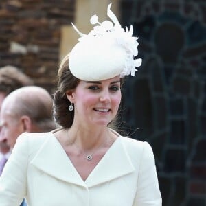 La duchesse Catherine de Cambridge (Kate Middleton) en Alexander McQueen au baptême de sa fille la princesse Charlotte de Cambridge le 5 juillet 2015 à Sandringham.