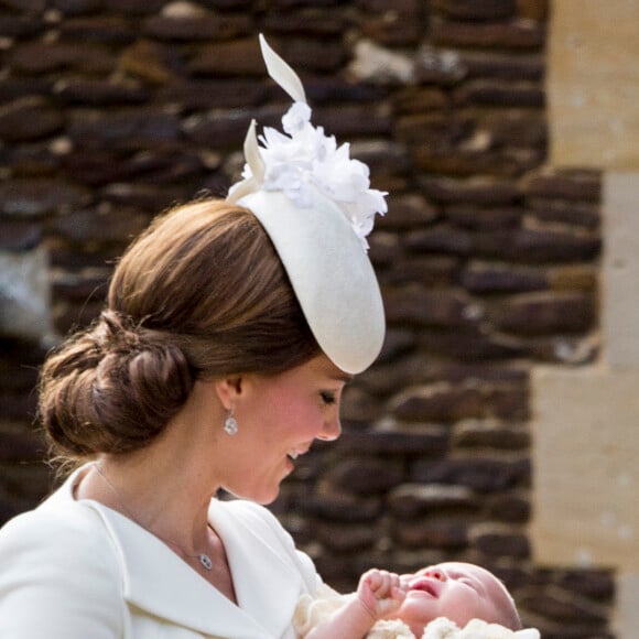 La duchesse Catherine de Cambridge (Kate Middleton) en Alexander McQueen au baptême de sa fille la princesse Charlotte de Cambridge le 5 juillet 2015 à Sandringham.