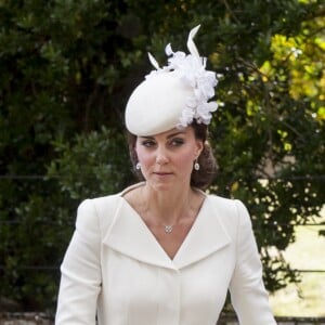 La duchesse Catherine de Cambridge (Kate Middleton) en Alexander McQueen au baptême de sa fille la princesse Charlotte de Cambridge le 5 juillet 2015 à Sandringham.