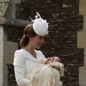 La duchesse Catherine de Cambridge (Kate Middleton) en Alexander McQueen au baptême de sa fille la princesse Charlotte de Cambridge le 5 juillet 2015 à Sandringham.