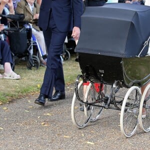 La duchesse Catherine de Cambridge (Kate Middleton) en Alexander McQueen au baptême de sa fille la princesse Charlotte de Cambridge le 5 juillet 2015 à Sandringham.