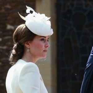 La duchesse Catherine de Cambridge (Kate Middleton) en Alexander McQueen au baptême de sa fille la princesse Charlotte de Cambridge le 5 juillet 2015 à Sandringham.