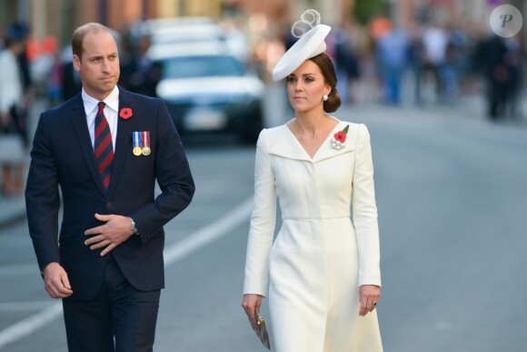 La duchesse Catherine de Cambridge (Kate Middleton) en Alexander McQueen aux commémorations du centenaire de la Bataille de Passchendaele à Ypres en Belgique le 30 juillet 2017. 