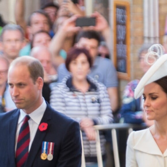 La duchesse Catherine de Cambridge (Kate Middleton) en Alexander McQueen aux commémorations du centenaire de la Bataille de Passchendaele à Ypres en Belgique le 30 juillet 2017. 