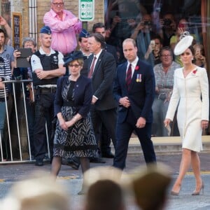 La duchesse Catherine de Cambridge (Kate Middleton) en Alexander McQueen aux commémorations du centenaire de la Bataille de Passchendaele à Ypres en Belgique le 30 juillet 2017. 