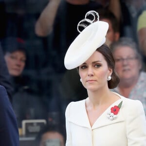 La duchesse Catherine de Cambridge (Kate Middleton) en Alexander McQueen aux commémorations du centenaire de la Bataille de Passchendaele à Ypres en Belgique le 30 juillet 2017. 