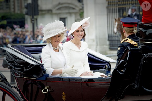 La duchesse Catherine de Cambridge (Kate Middleton) en Alexander McQueen lors de la parade Trooping the Colour le 11 juin 2016 à Londres.