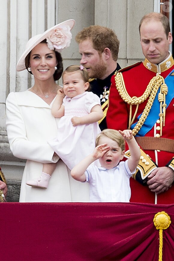 La duchesse Catherine de Cambridge (Kate Middleton) en Alexander McQueen lors de la parade Trooping the Colour le 11 juin 2016 à Londres.