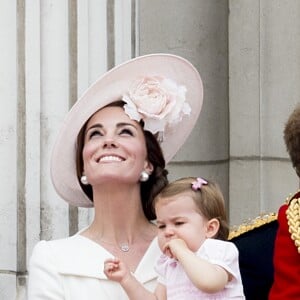 La duchesse Catherine de Cambridge (Kate Middleton) en Alexander McQueen lors de la parade Trooping the Colour le 11 juin 2016 à Londres.