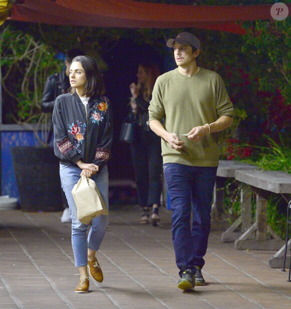Exclusif - Ashton Kutcher et sa femme Mila Kunis sont allés dîner avec Jordan Masterson et une amie au restaurant à Los Angeles, Californie, Etats-Unis, le 22 mai 2018.