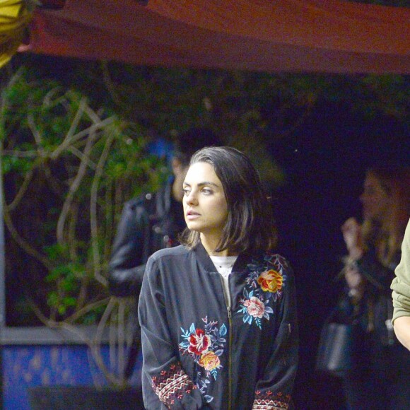 Exclusif - Ashton Kutcher et sa femme Mila Kunis sont allés dîner avec Jordan Masterson et une amie au restaurant à Los Angeles, Californie, Etats-Unis, le 22 mai 2018.