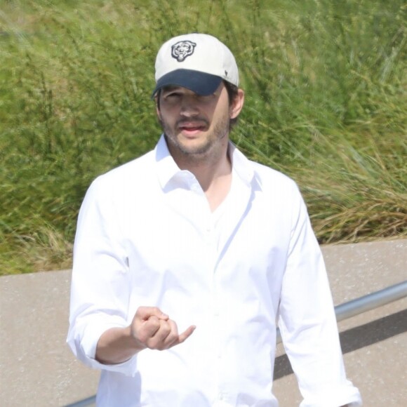 Exclusif - Ashton Kutcher se promène avec un ami a Los Angeles, le 10 mai 2018.