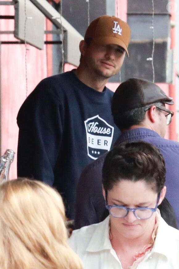 Ashton Kutcher est allé déjeuner en famille à Studio City, le 7 avril 2018